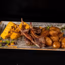 Cotlet de miel cu mămăligă la plită și cartofi wedges 400g