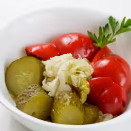 Salată de castraveți și gogoșari la oțet 150 g