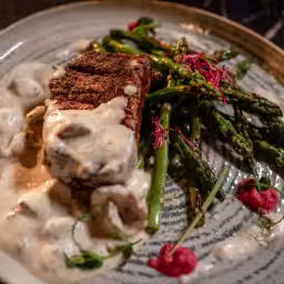 Mușchi de vită cu sparanghel la grătar și sos de hribi 400g