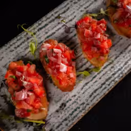Crostine cu roșii și prosciutto crudo 200g