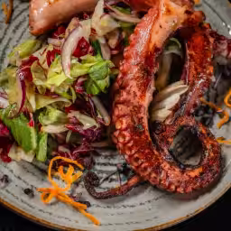 Caracatiță in sos de lămâie cu mix de salată 350 g