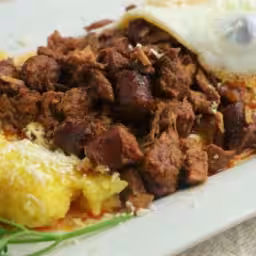 Tochitură din carne de porc cu cârnați și mămăligă 400g